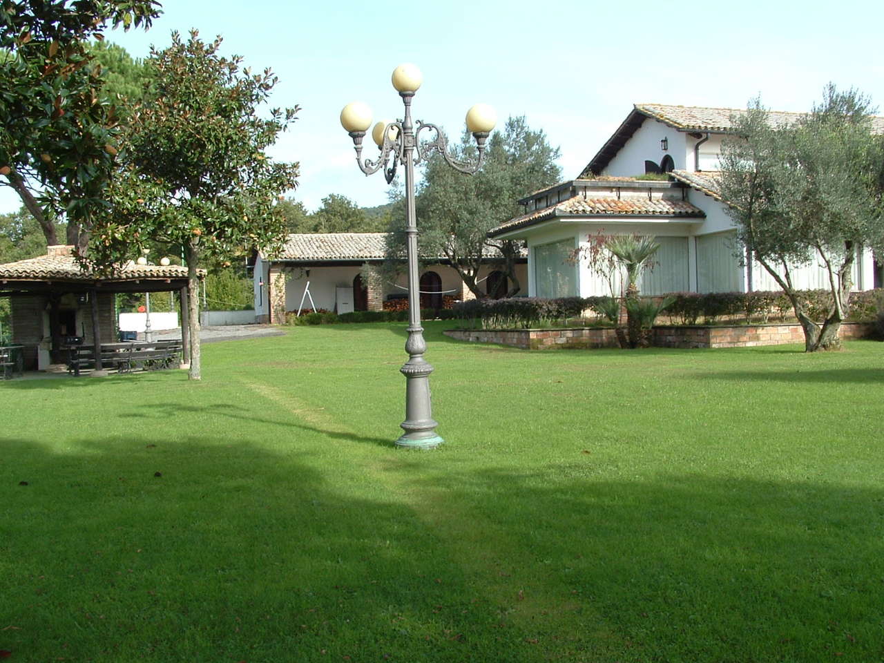 MERAVIGLIOSA VILLA CON PARCO E PISCINA