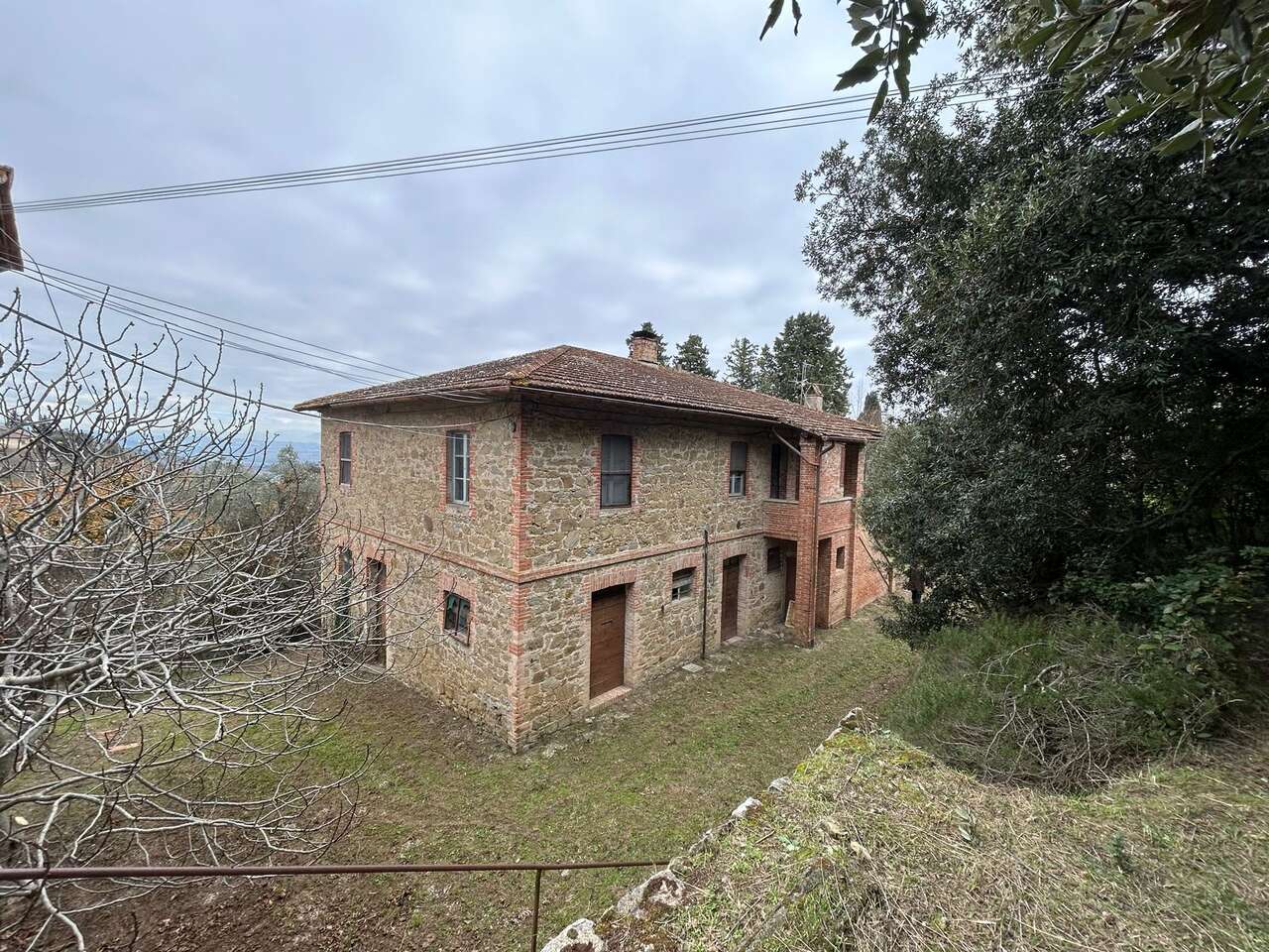 UMBRIA, COMPLESSO IMMOBILIARE CON TERRENO