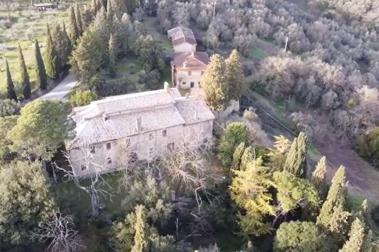 UMBRIA, COMPLESSO IMMOBILIARE CON TERRENO