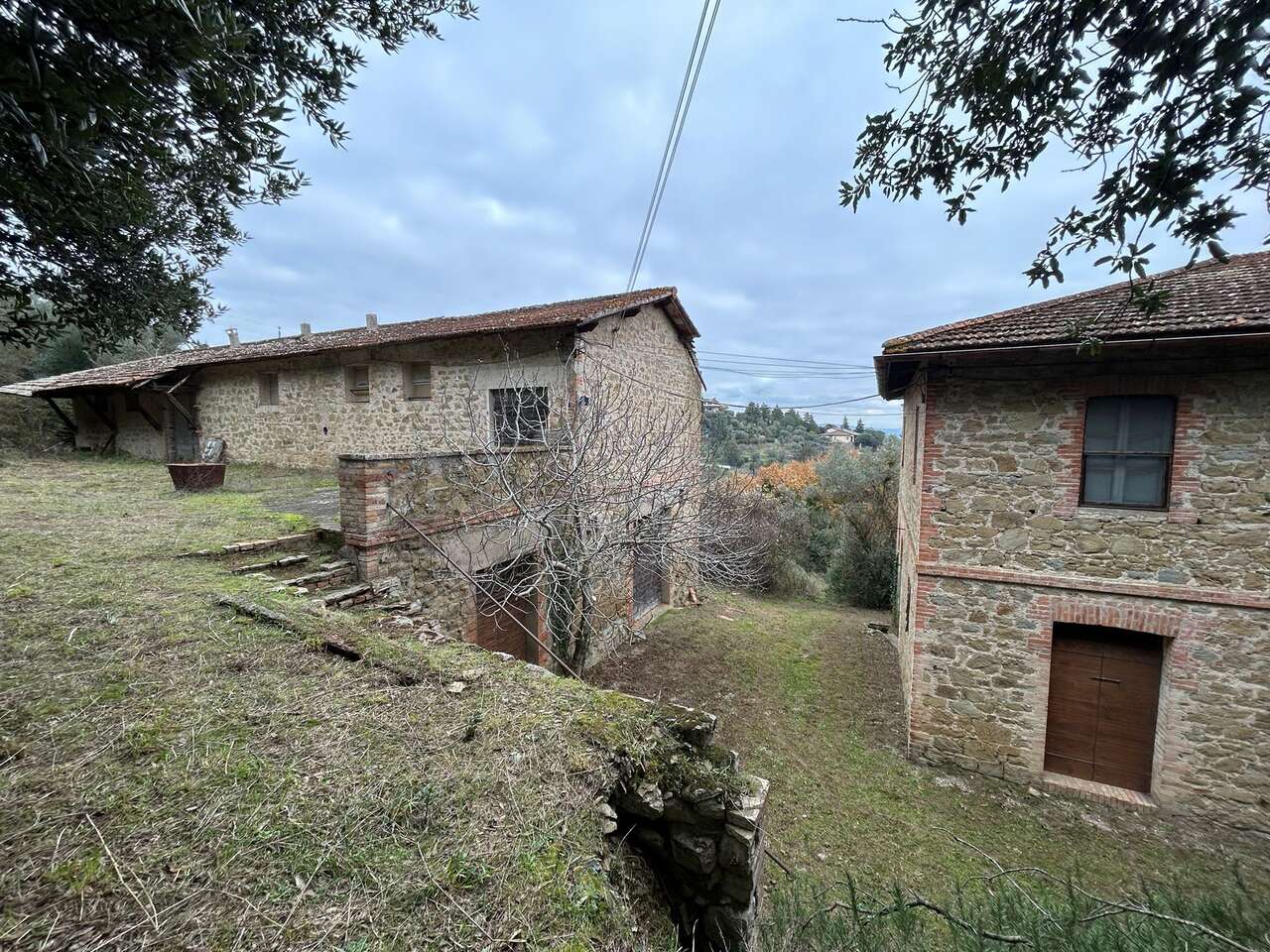 UMBRIA, COMPLESSO IMMOBILIARE CON TERRENO