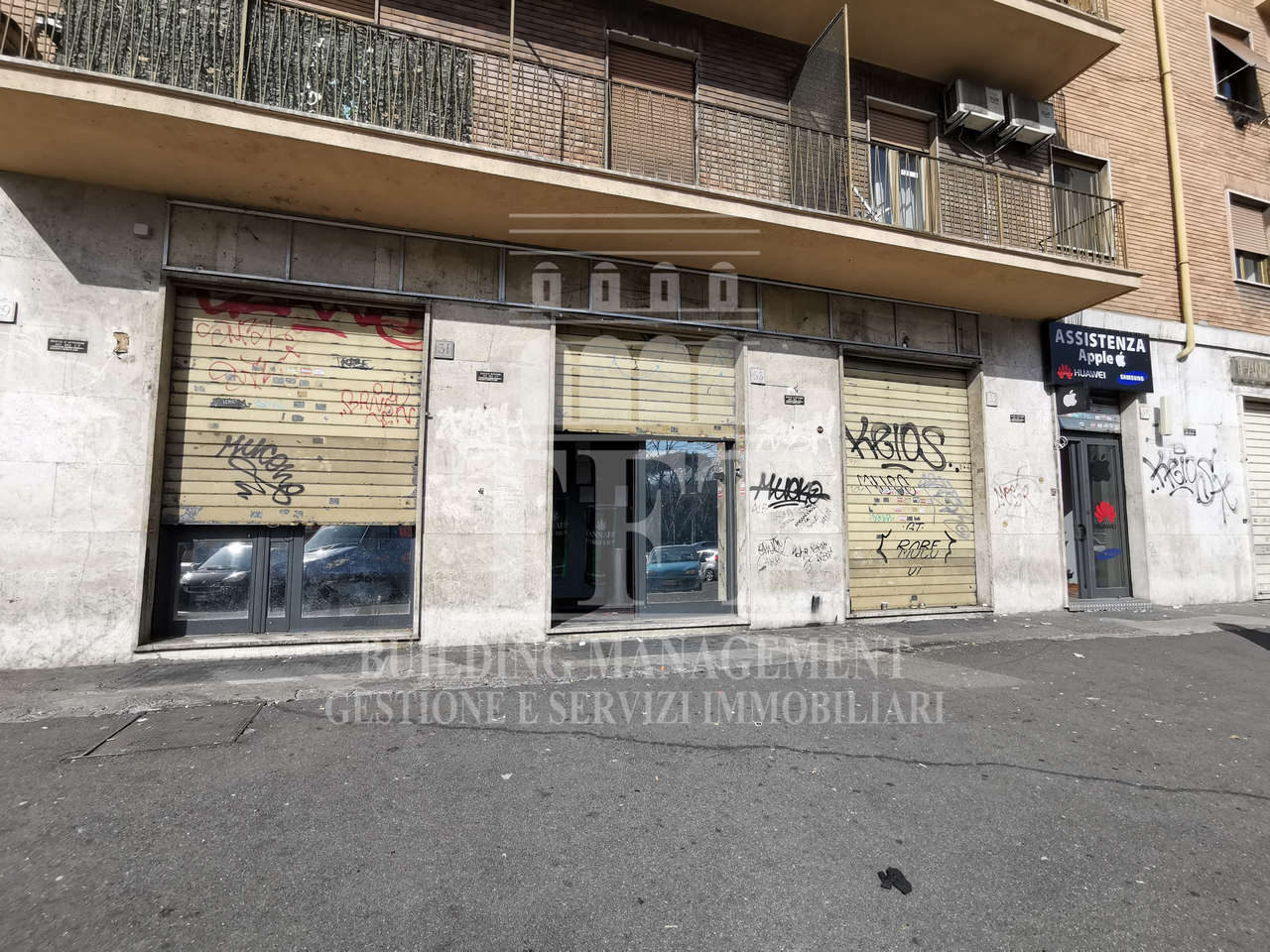 LOCALE BILIVELLI CON 3 VETRINE 