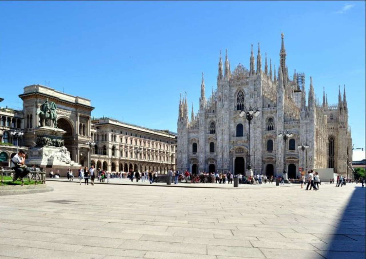 MILANO VENDITA INTERO STABILE