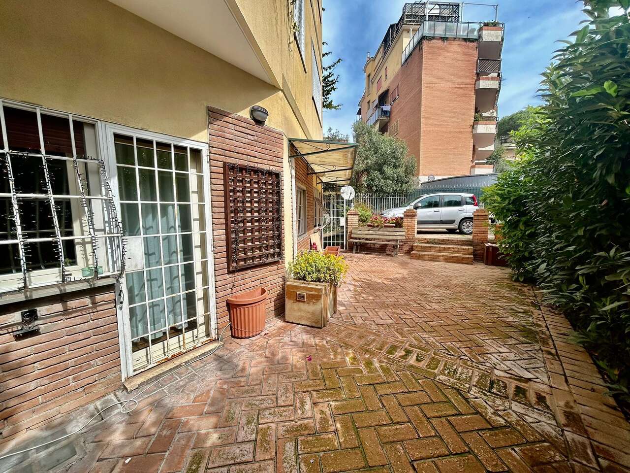 APARTMENT WITH LARGE TERRACE GARDEN