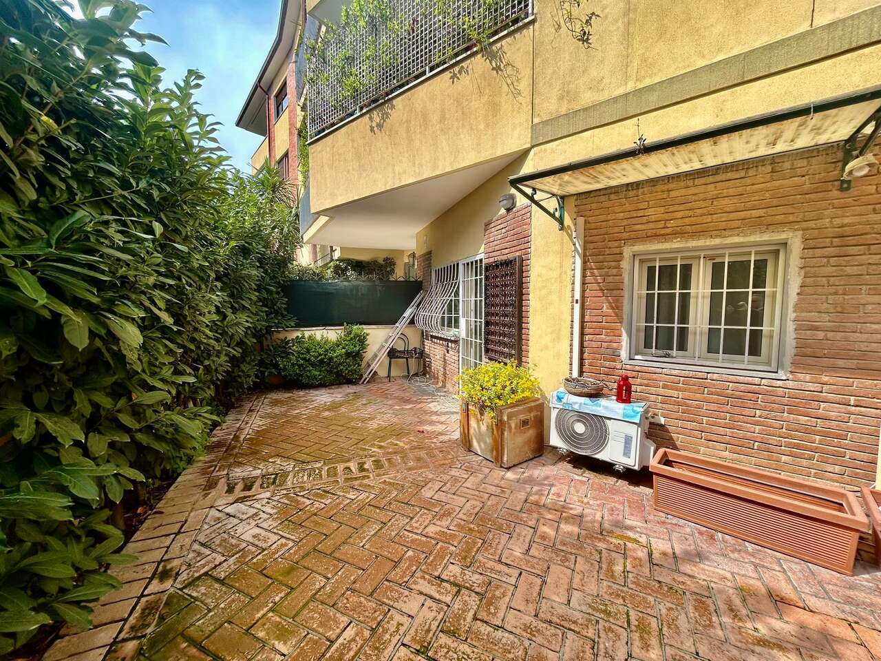 APARTMENT WITH LARGE TERRACE GARDEN