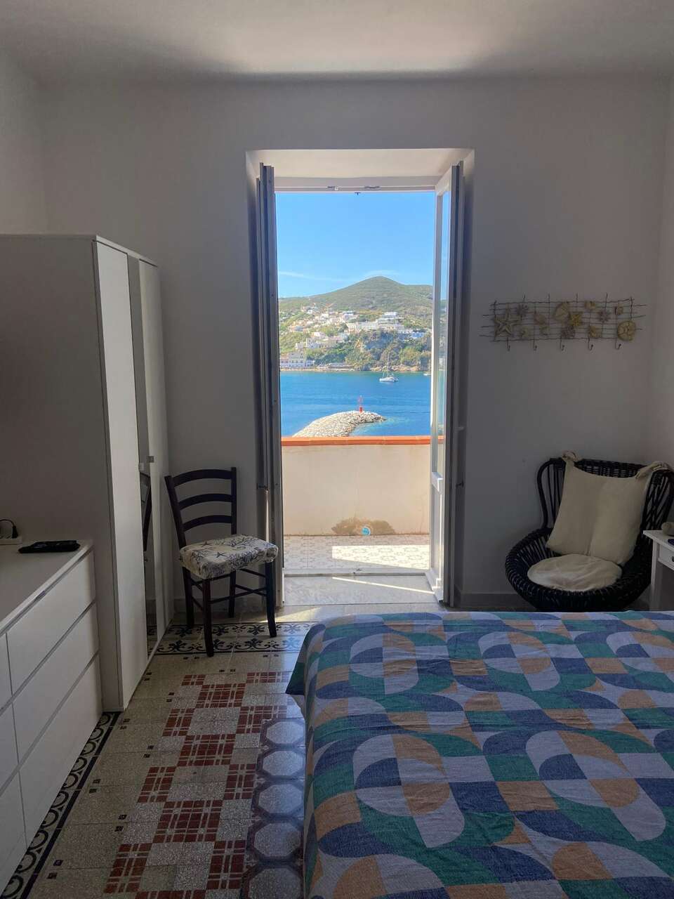 PONZA FOUR-ROOM APARTMENT FOR SALE