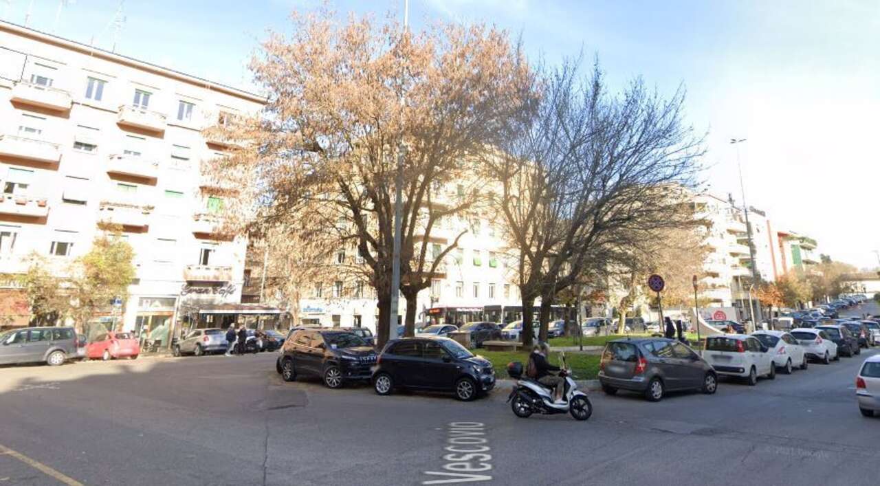 PIAZZA VESCOVIO VENDITA LOCALE A REDDITO