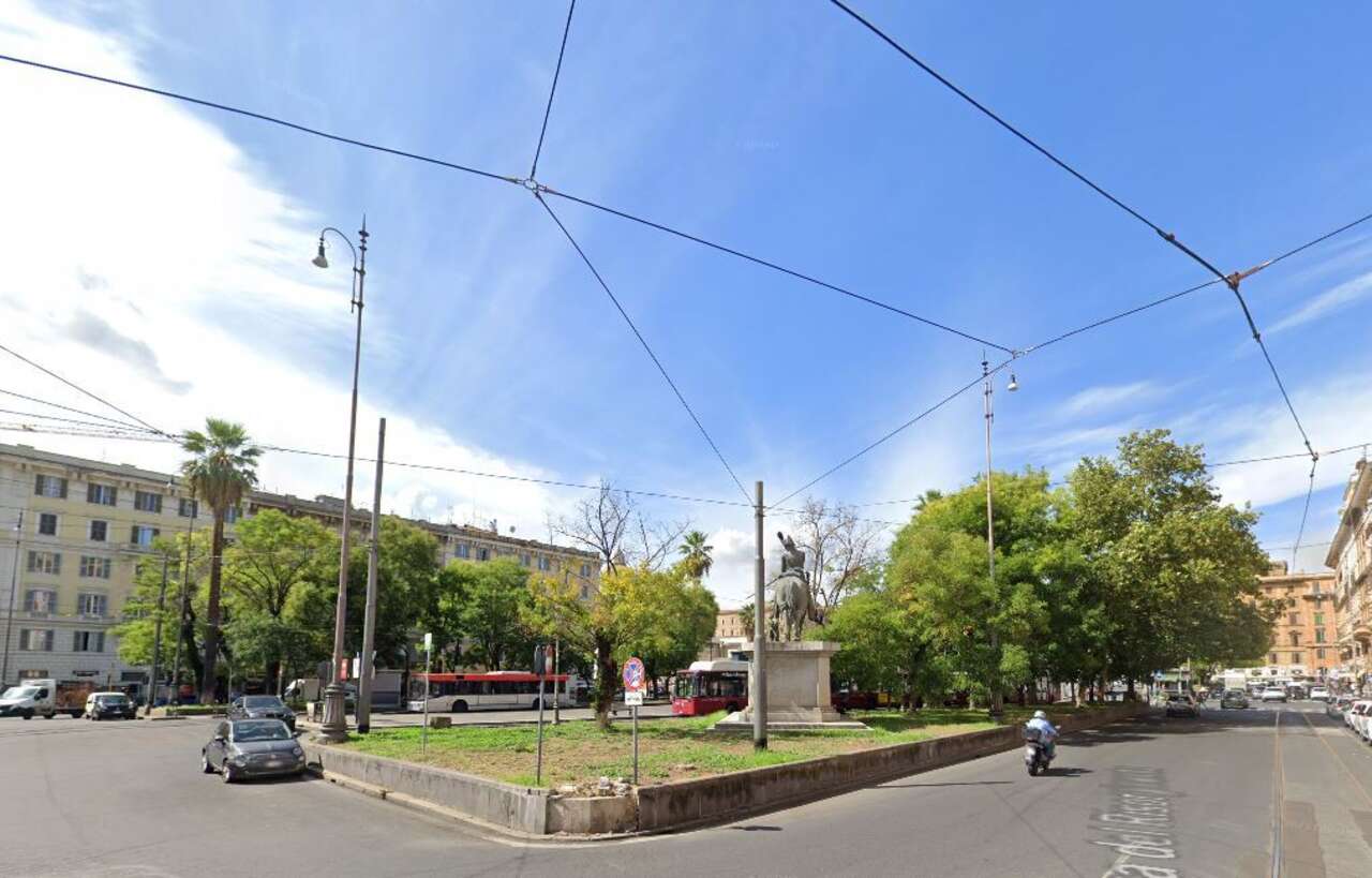 PIAZZA RISORGIMENTO, LOCALE COMMERCIALE A REDDITO