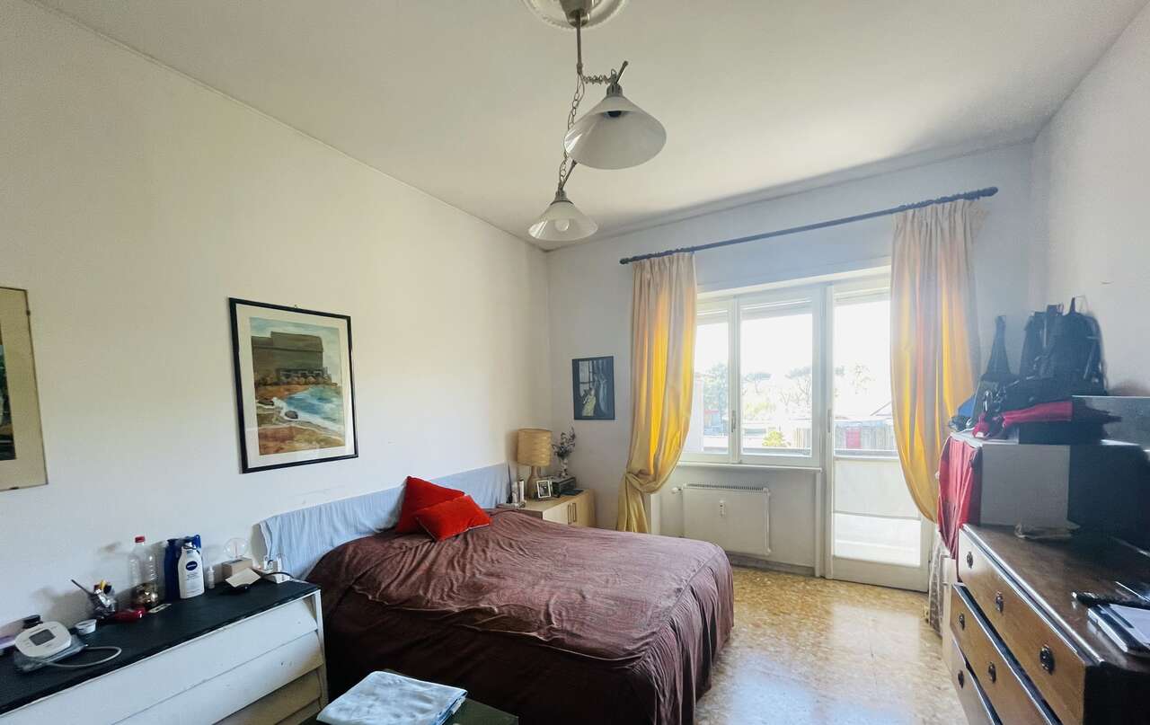 VIA TUSCIA BRIGHT THREE-ROOM APARTMENT