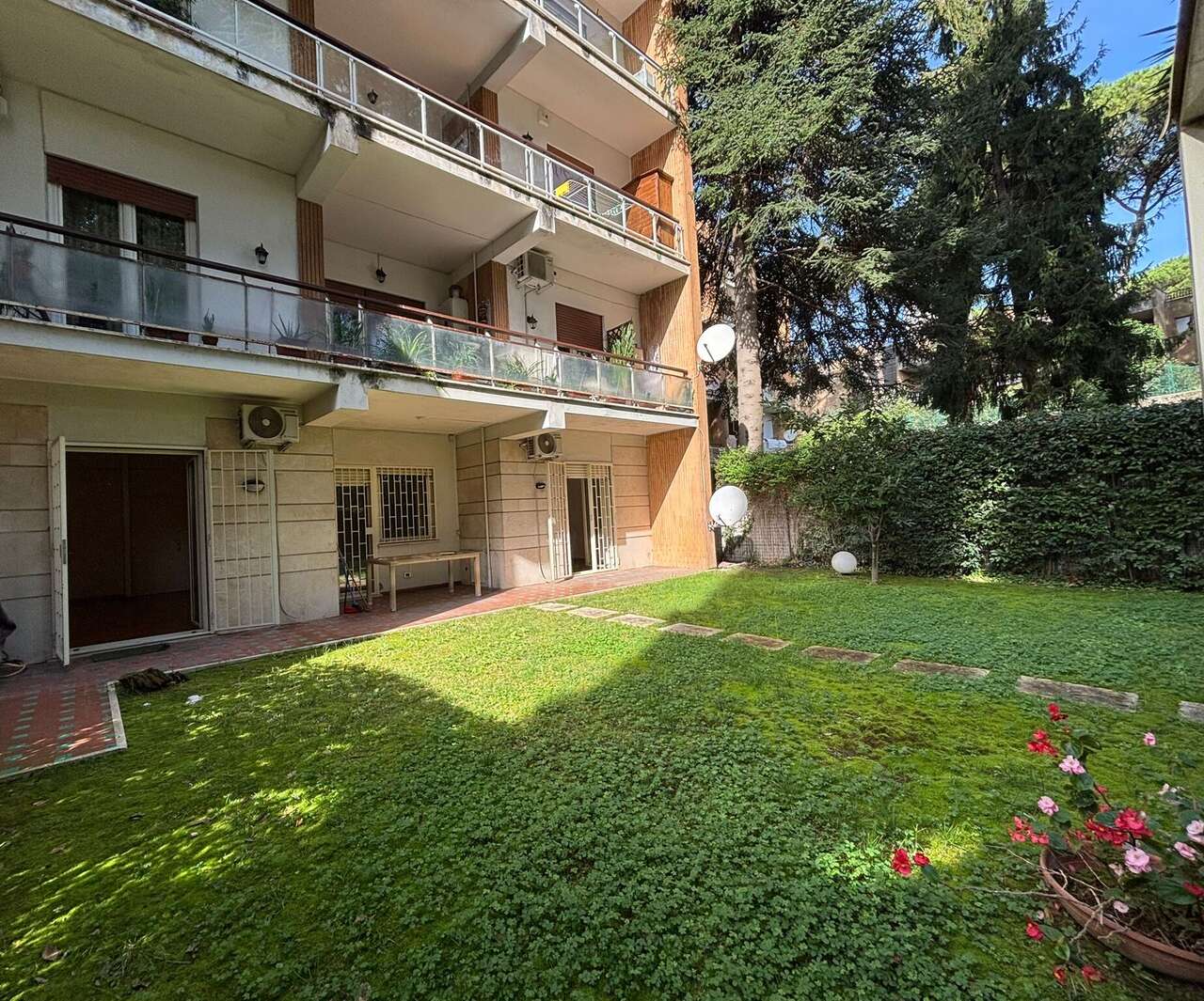 Charming Apartment with Garden