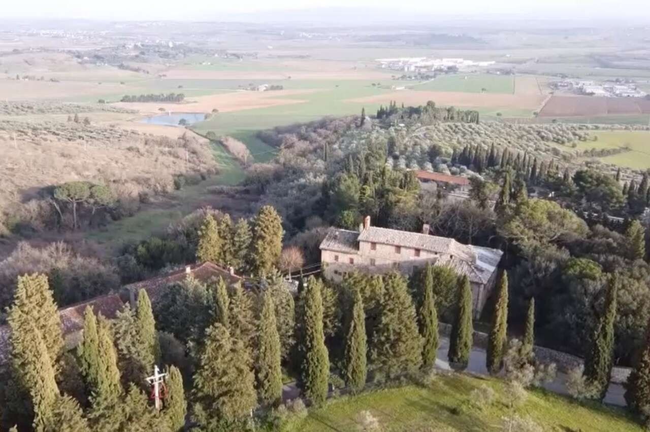 UMBRIA, REAL ESTATE COMPLEX WITH LAND