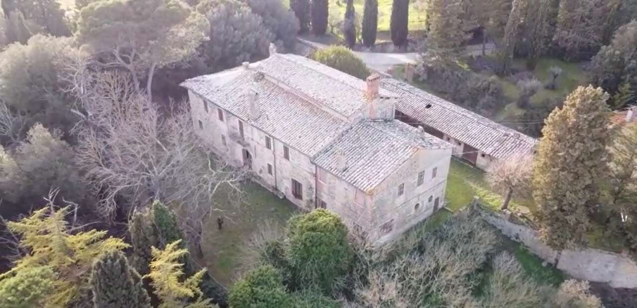 UMBRIA, REAL ESTATE COMPLEX WITH LAND