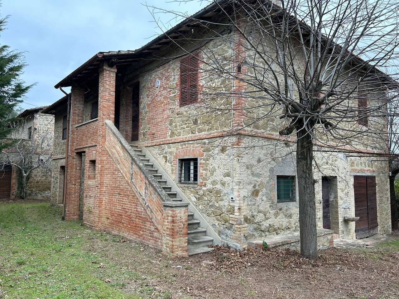 UMBRIA, REAL ESTATE COMPLEX WITH LAND