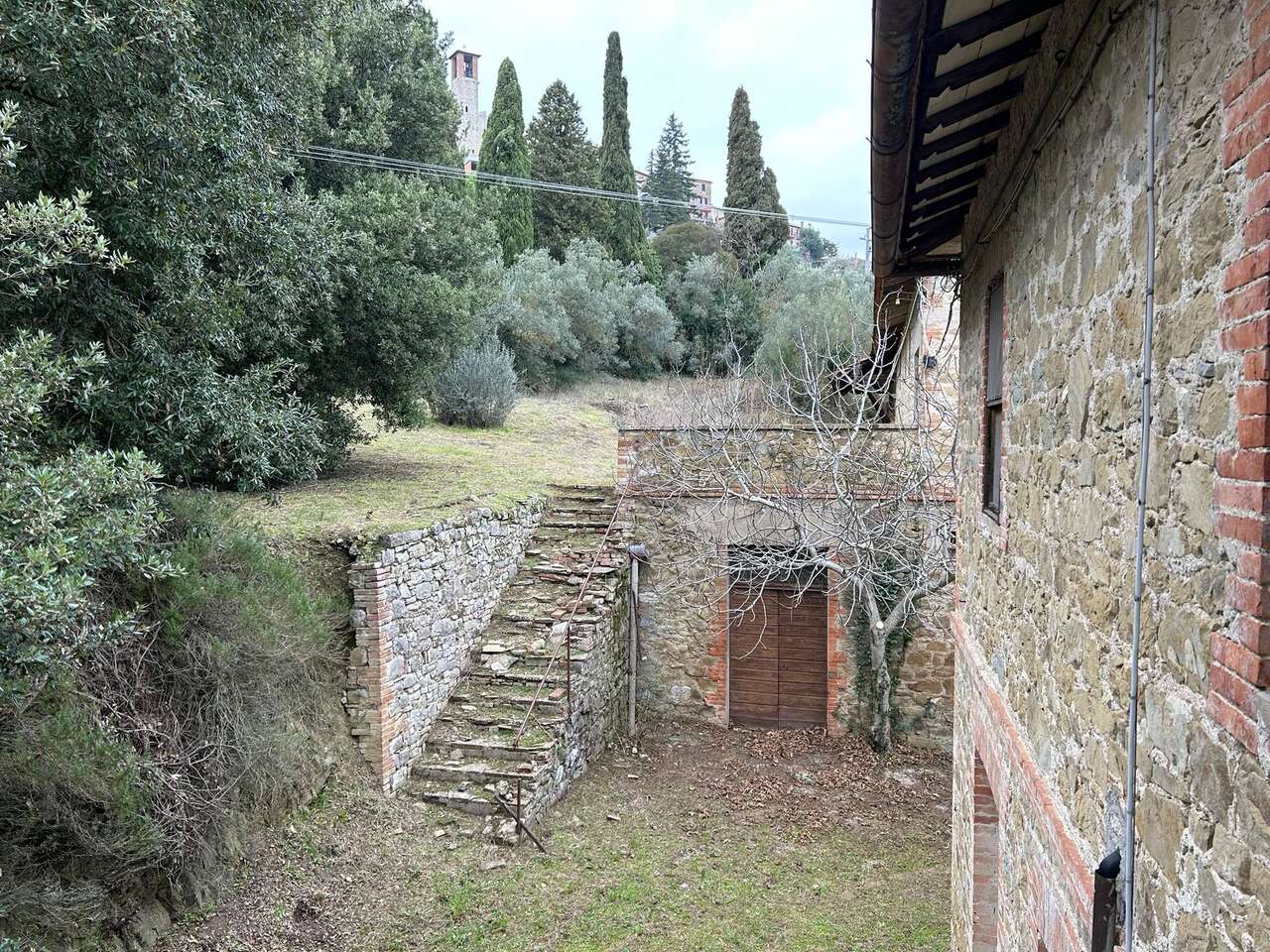 UMBRIA, REAL ESTATE COMPLEX WITH LAND