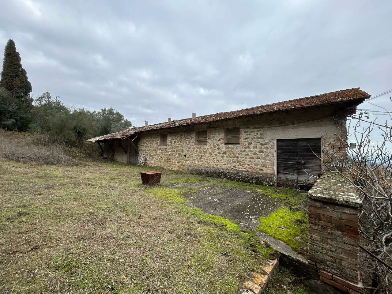 UMBRIA, REAL ESTATE COMPLEX WITH LAND