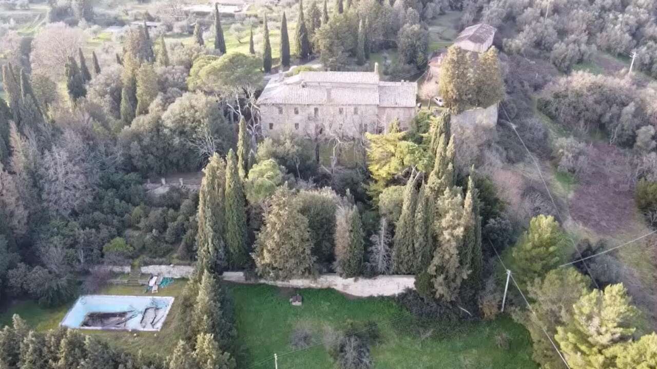 UMBRIA, REAL ESTATE COMPLEX WITH LAND