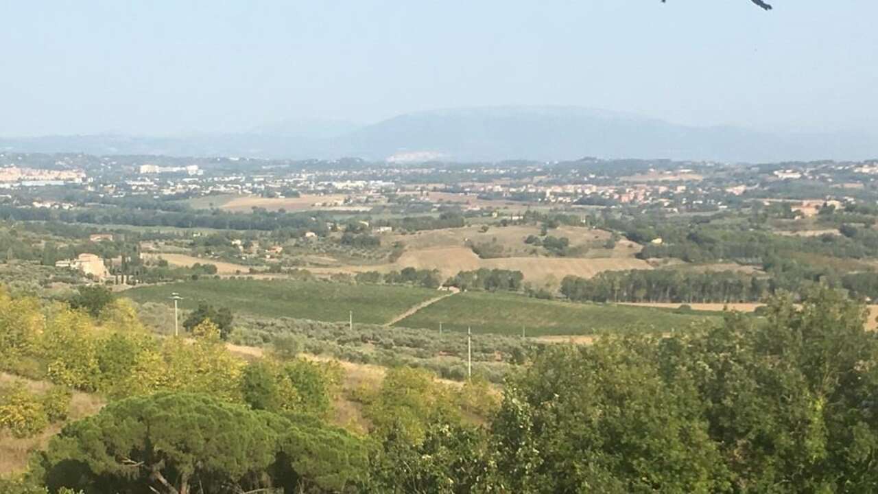 UMBRIA, REAL ESTATE COMPLEX WITH LAND