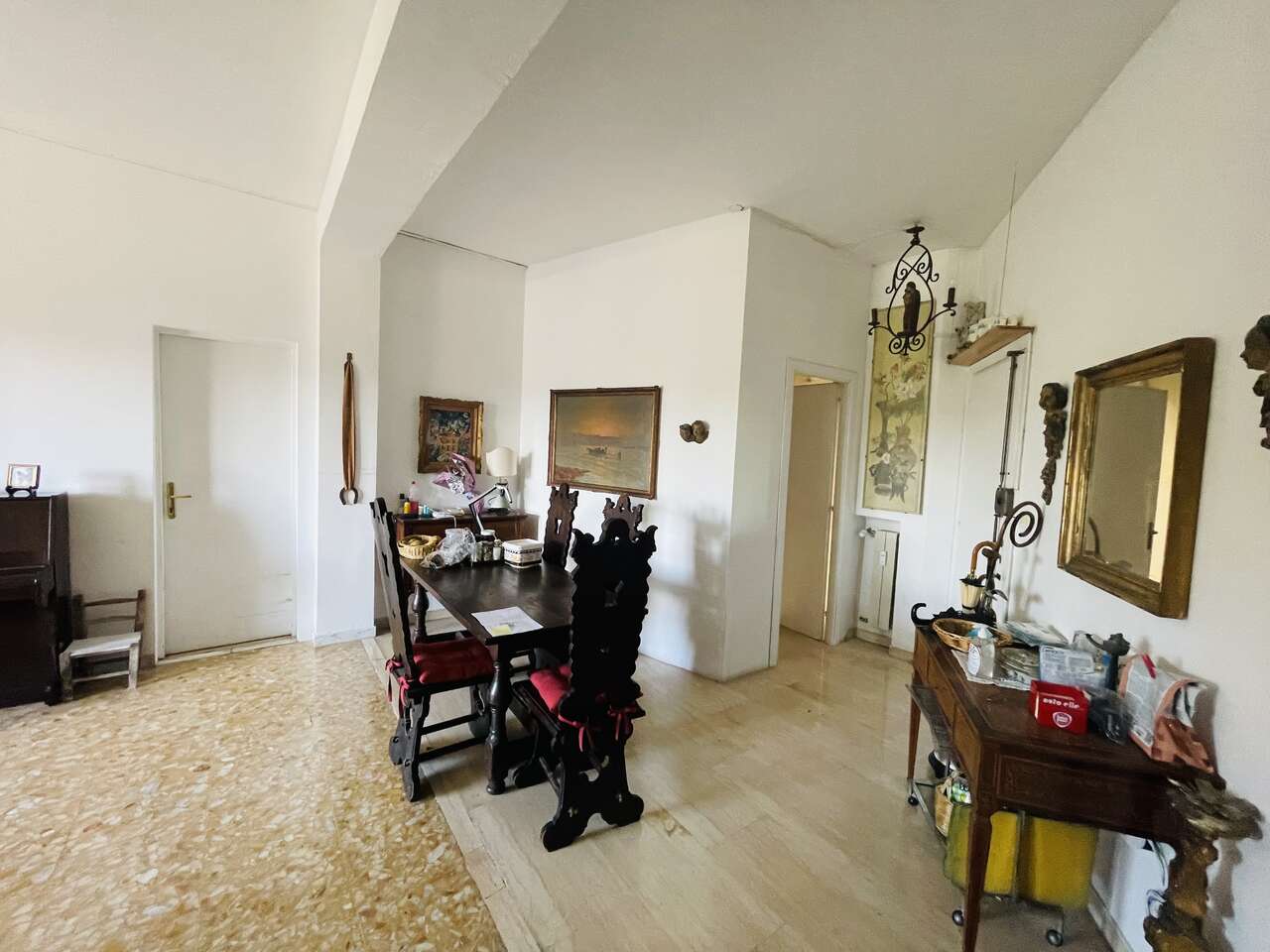 VIA TUSCIA BRIGHT THREE-ROOM APARTMENT