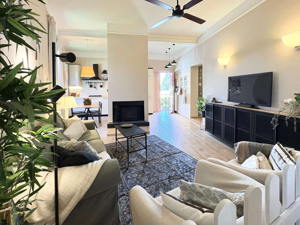 APARTMENT IN A VILLA WITH GARDEN