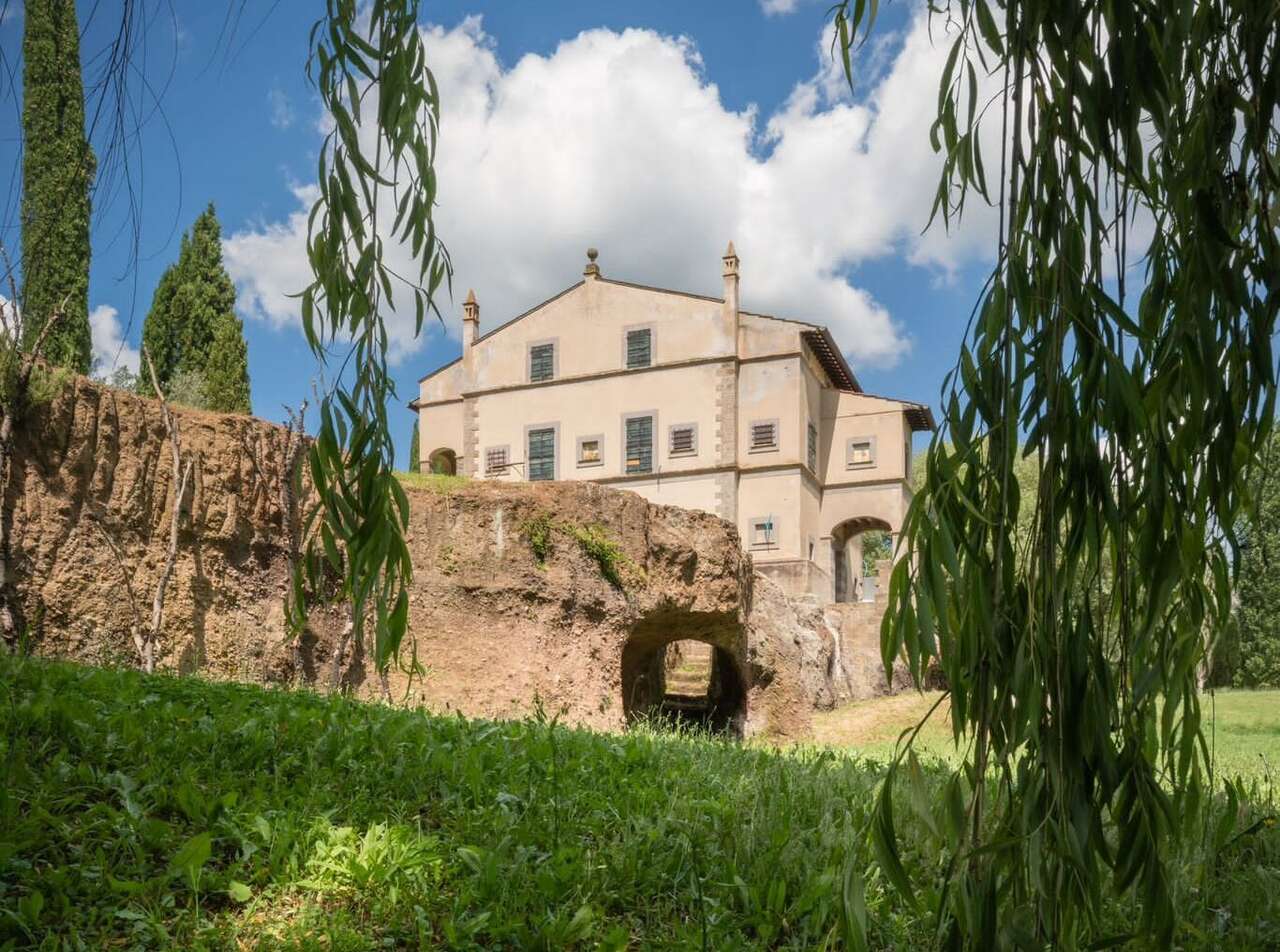 VETRALLA , SUGGESTIVA PROPRIETA'