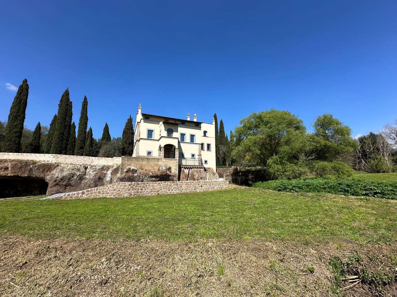 VETRALLA , SUGGESTIVA PROPRIETA'