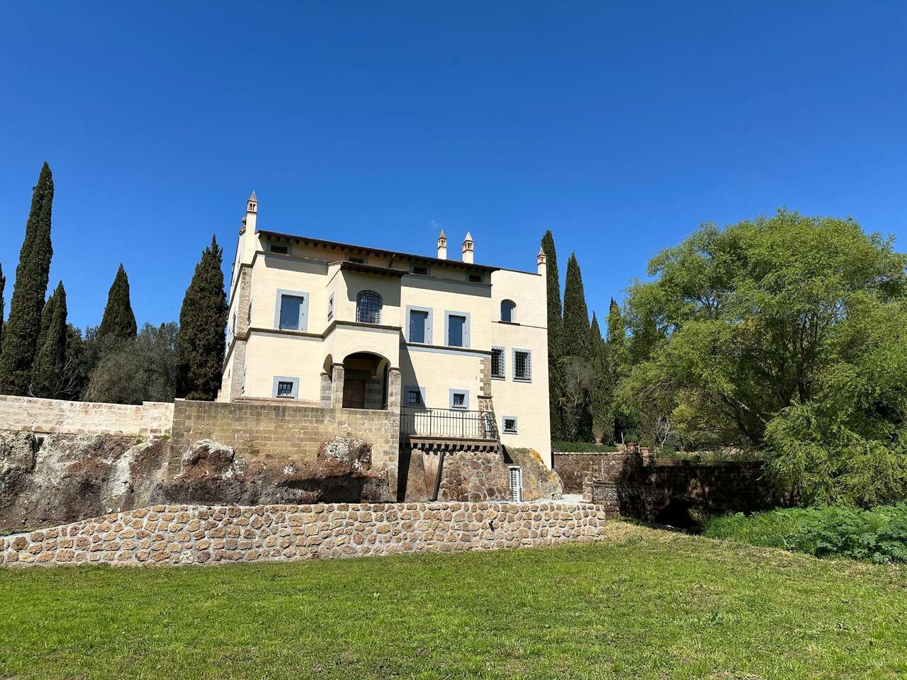 VETRALLA , SUGGESTIVA PROPRIETA'