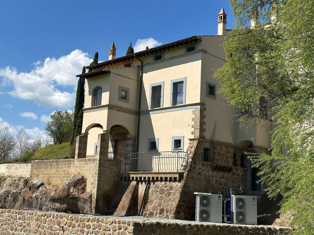 VETRALLA , SUGGESTIVA PROPRIETA'