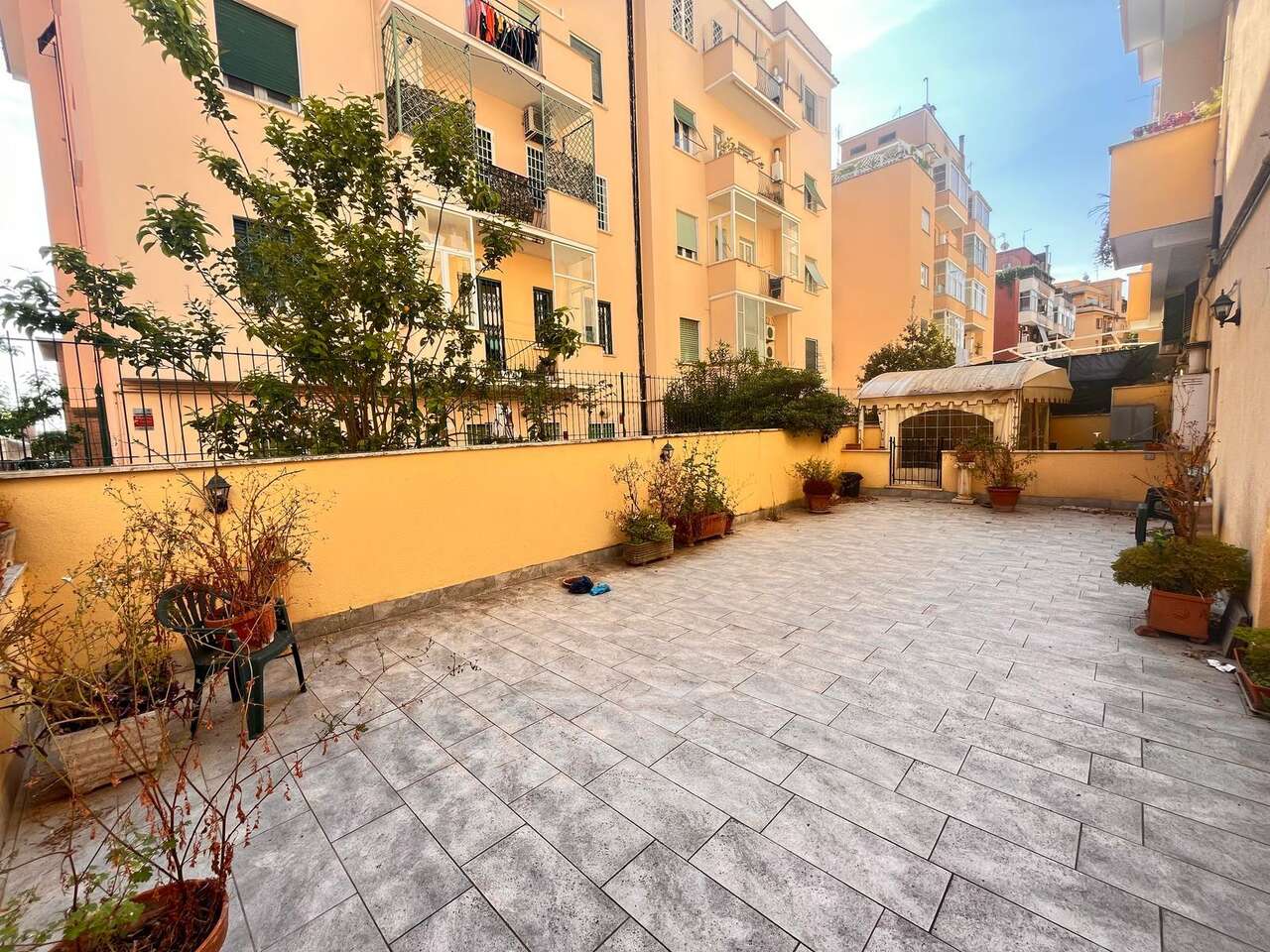 APPARTAMENTO CON AMPIO TERRAZZO