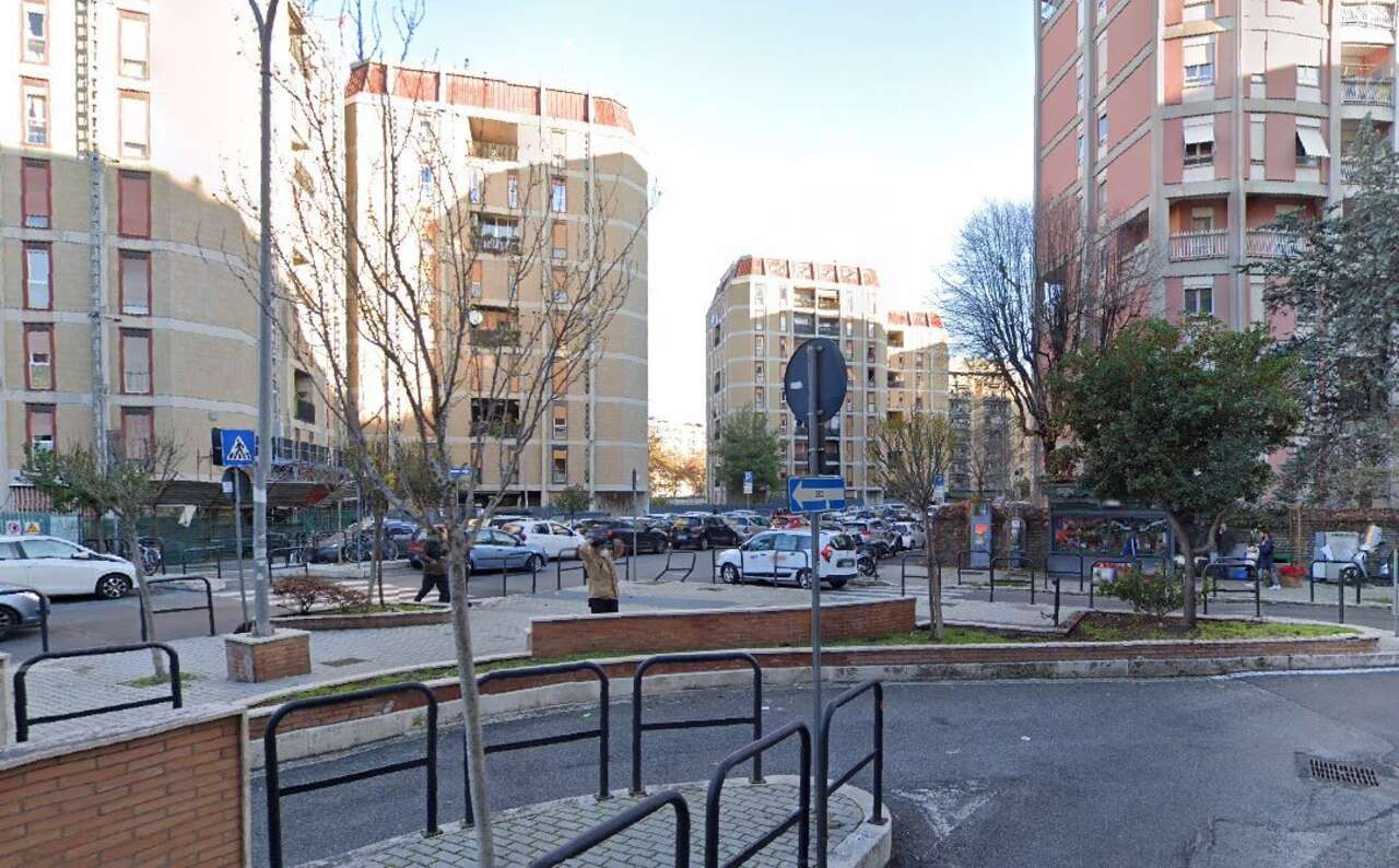 AFRICANO, LOCALE ADATTO A SUPERMERCATO