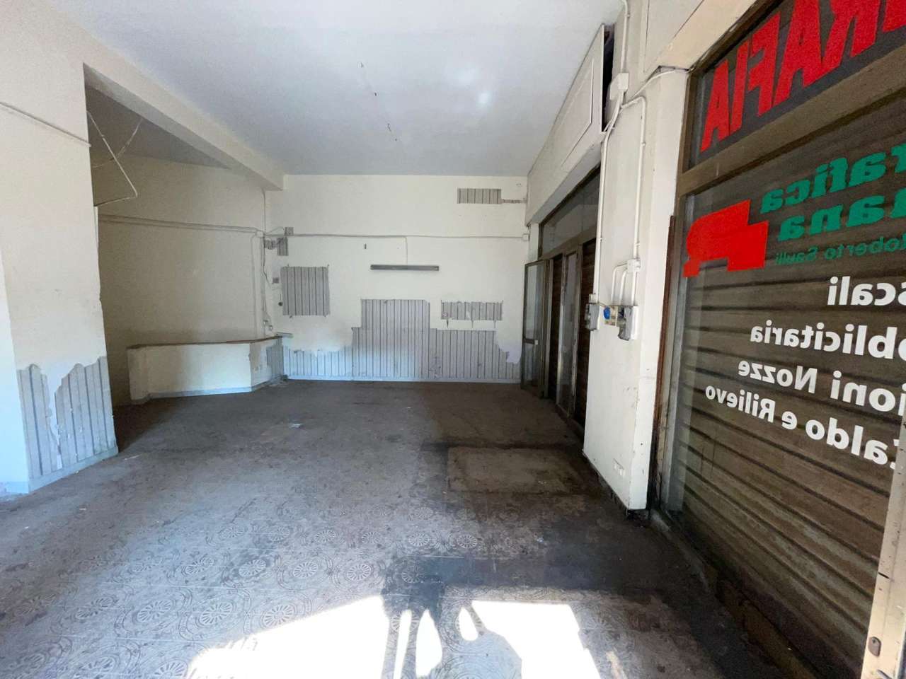 COMMERCIAL PREMISES WITH WINDOWS ON THE STREET