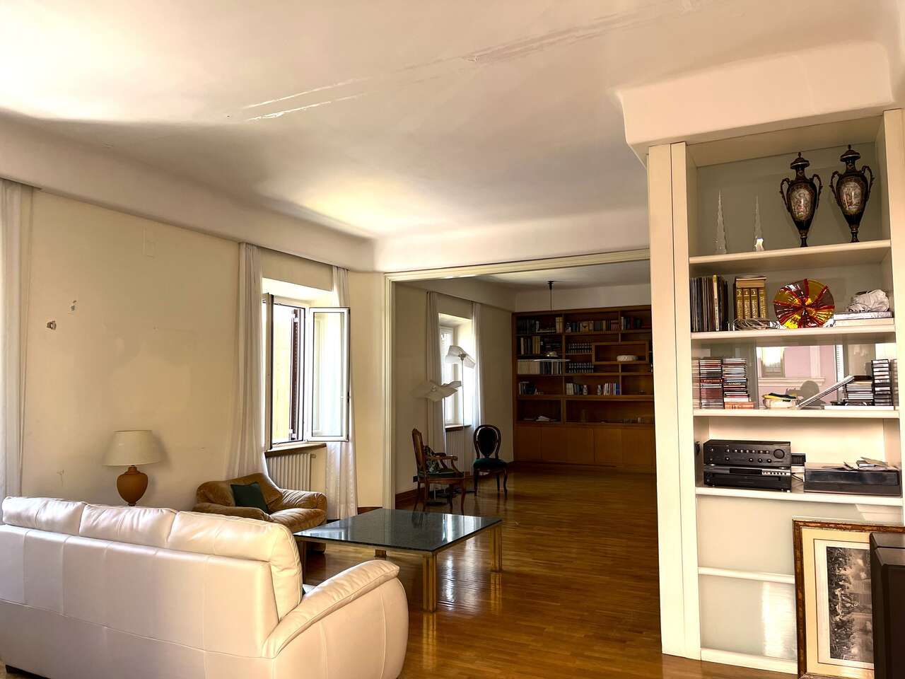 IN STABILE D'EPOCA LUMINOSO APPARTAMENTO
