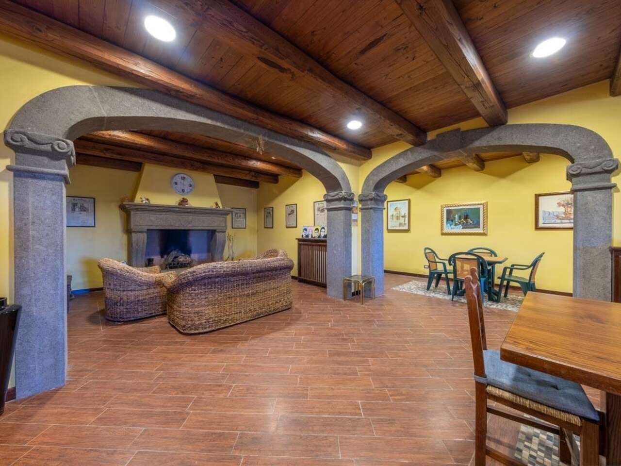 SUTRI, CASALE DIVISO IN DUE UNITA' CON PARCO