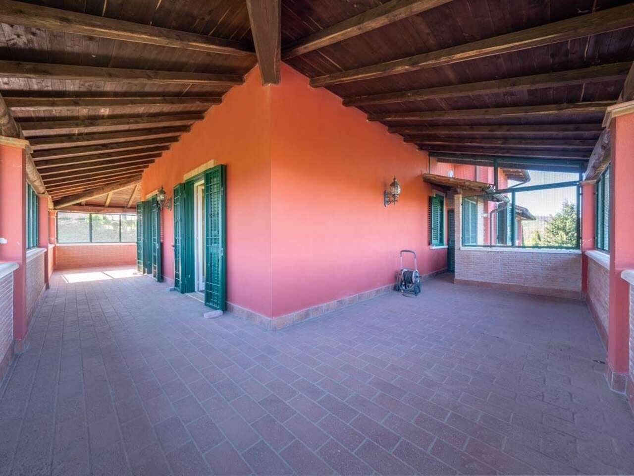 SUTRI, CASALE DIVISO IN DUE UNITA' CON PARCO
