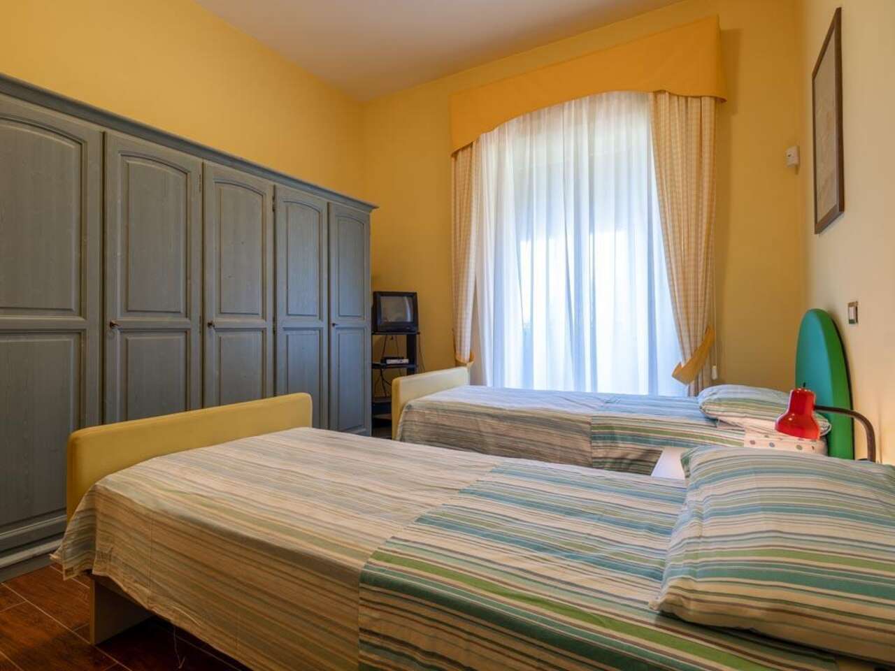 SUTRI, CASALE DIVISO IN DUE UNITA' CON PARCO