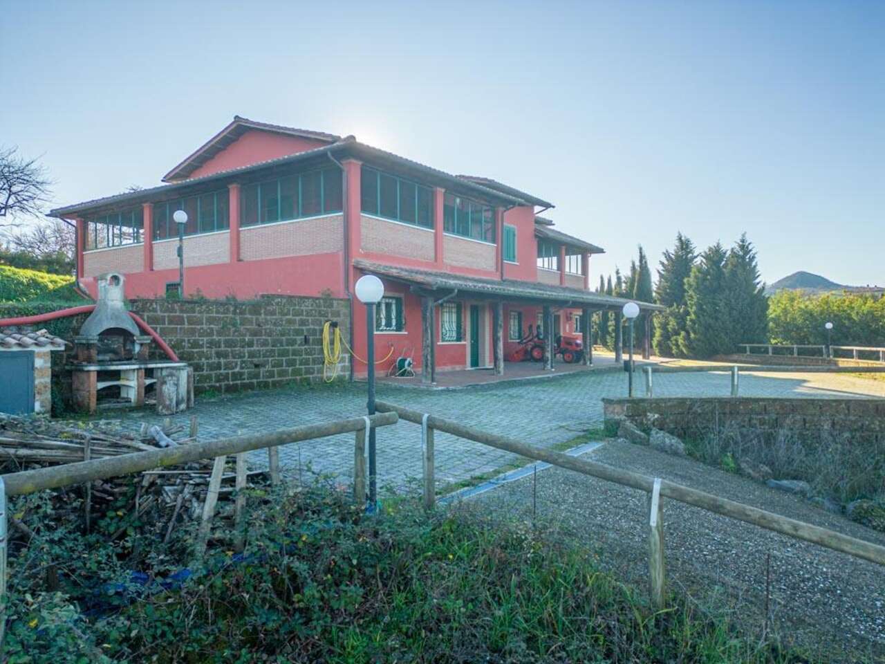 SUTRI, CASALE DIVISO IN DUE UNITA' CON PARCO
