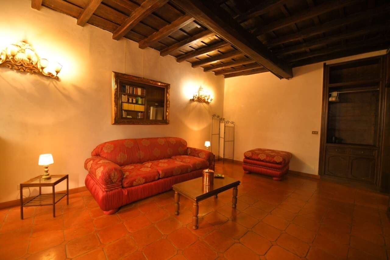 BARBERINI, BEAUTIFUL THREE-ROOM APARTMENT