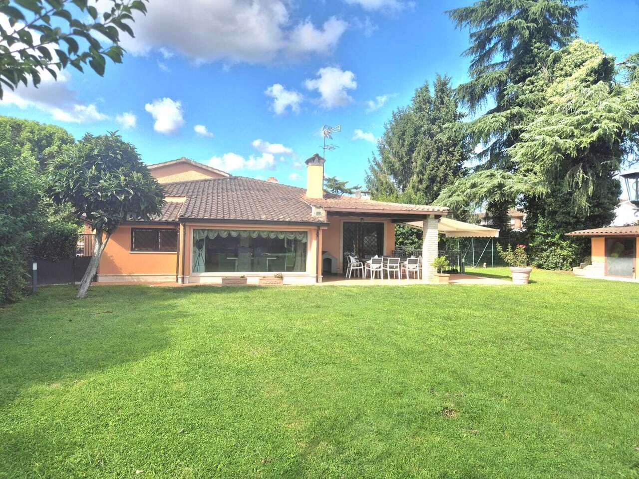 OLGIATA, VILLA UNIFAMILIARE CON PISCINA