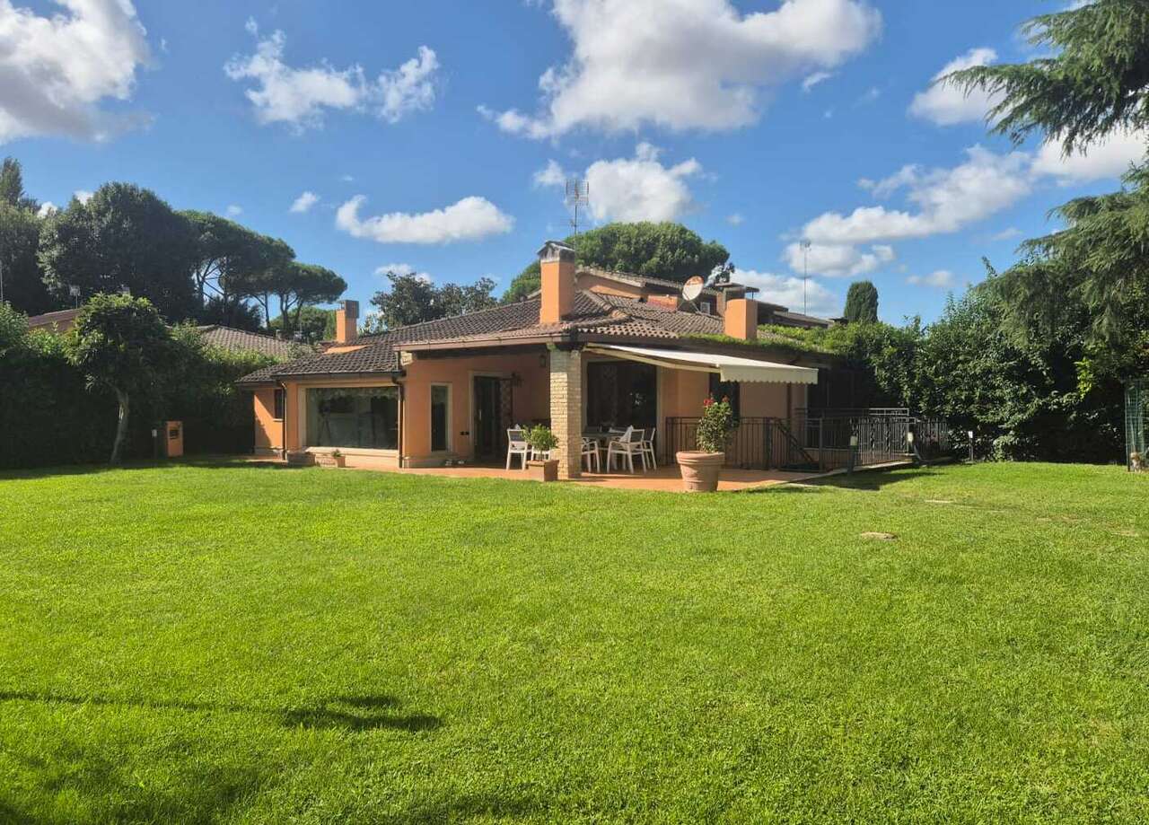 OLGIATA, VILLA UNIFAMILIARE CON PISCINA