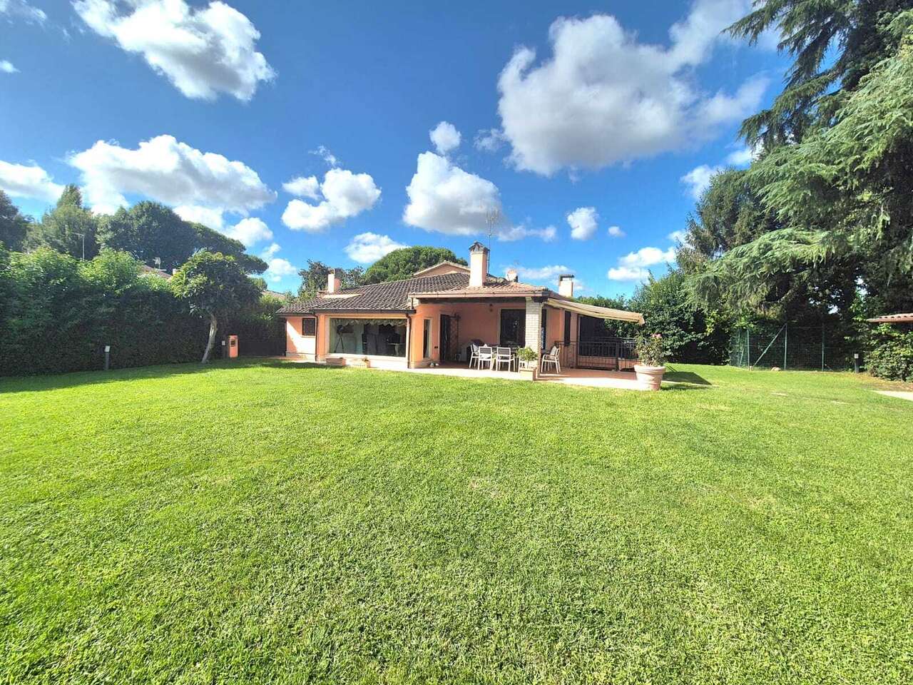 OLGIATA, VILLA UNIFAMILIARE CON PISCINA