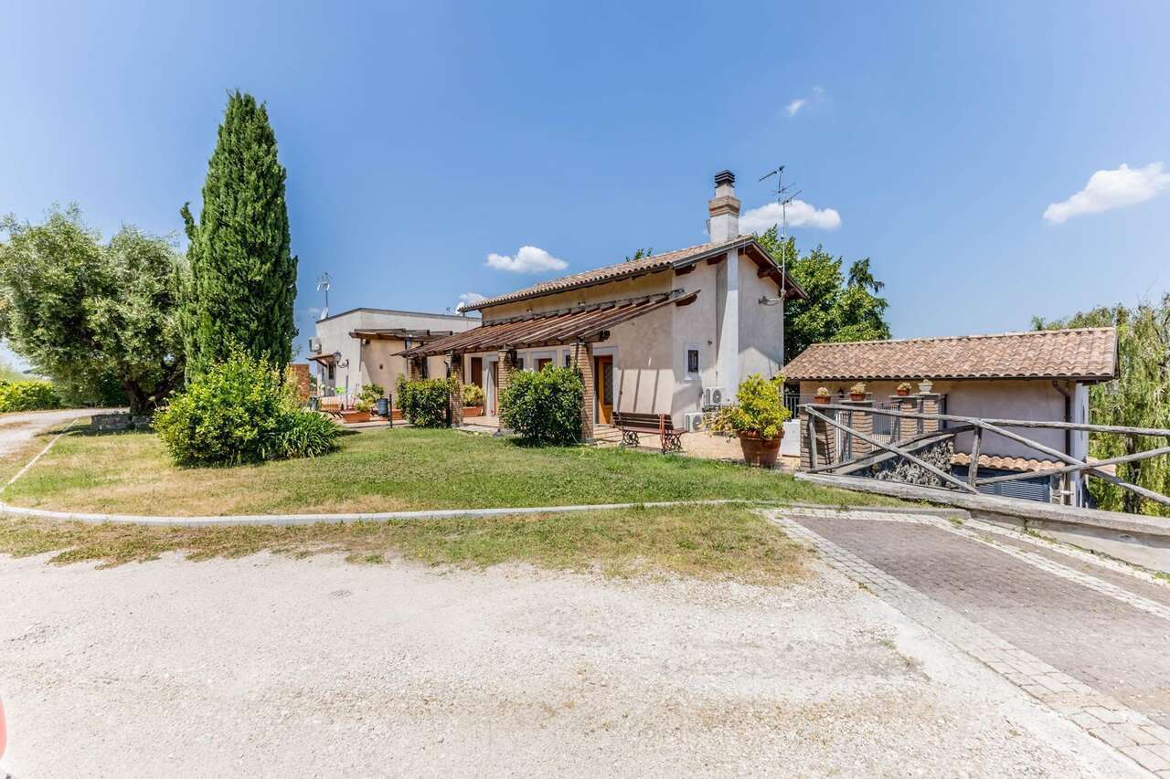 A TRUE GEM AMONG VINEYARDS AND OLIVE GROVES