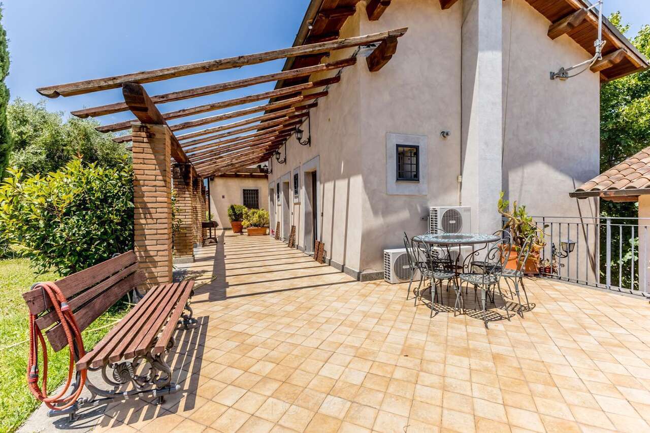 A TRUE GEM AMONG VINEYARDS AND OLIVE GROVES