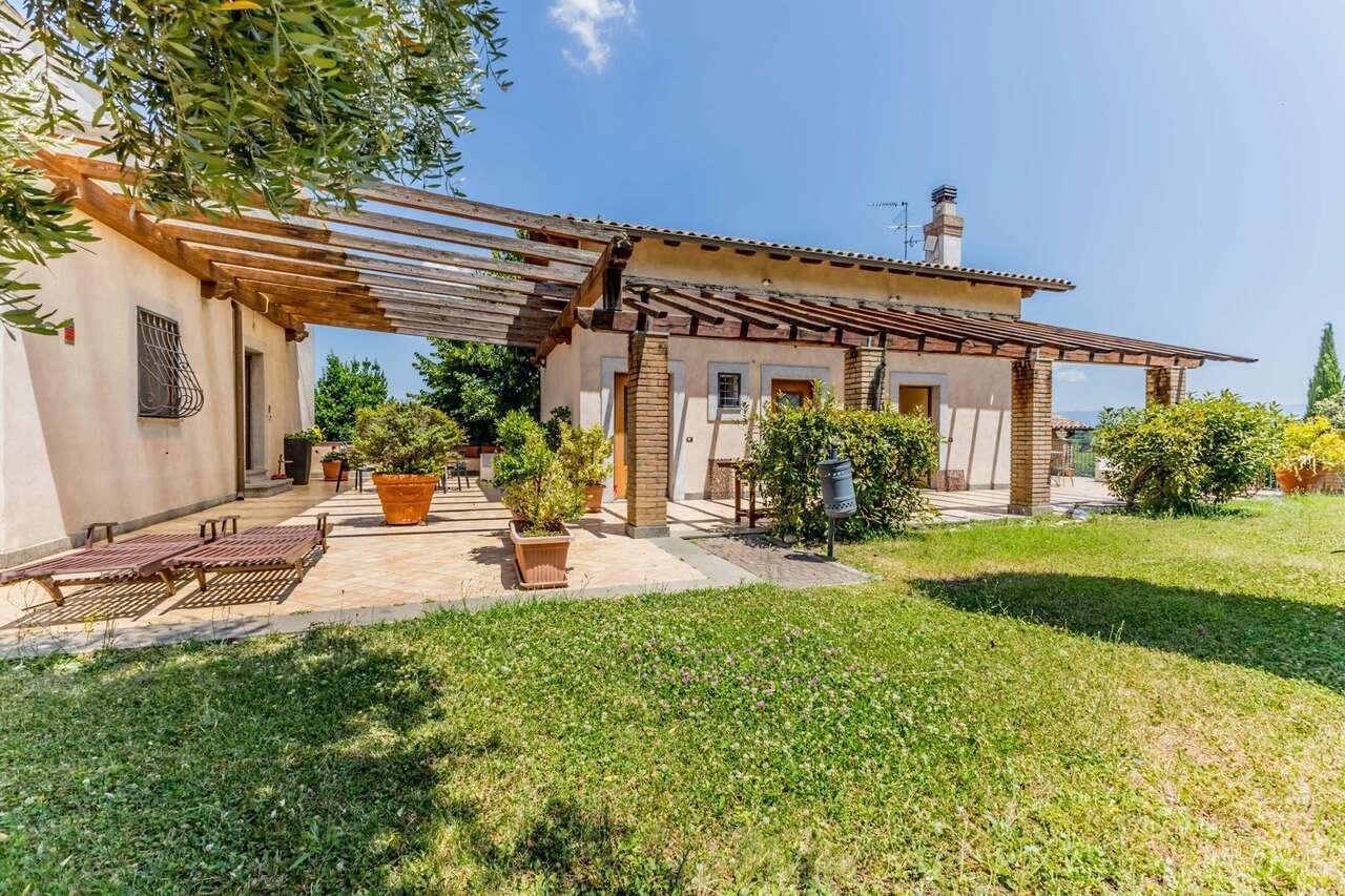A TRUE GEM AMONG VINEYARDS AND OLIVE GROVES