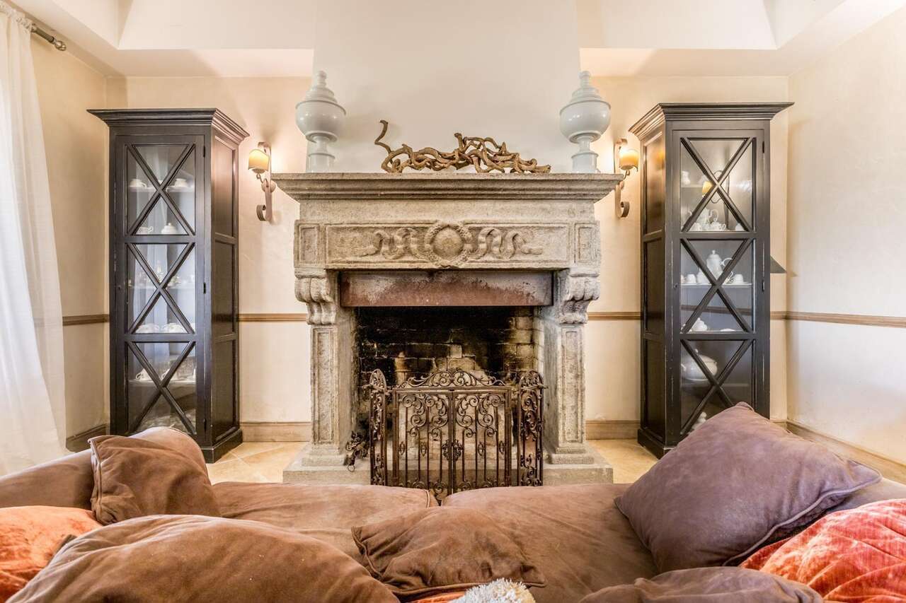 A TRUE GEM AMONG VINEYARDS AND OLIVE GROVES