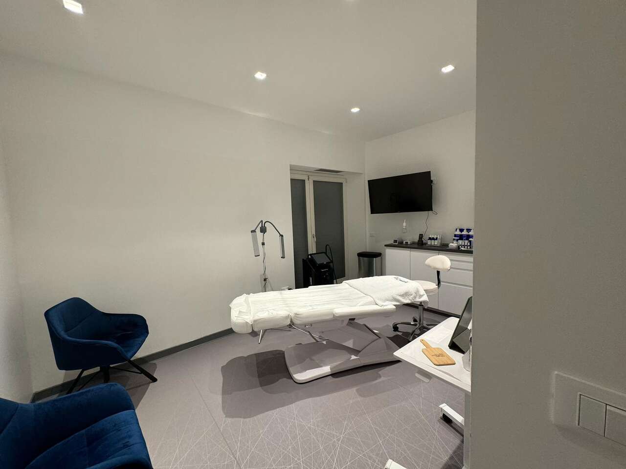 PRESTIGIOUS INCOME-GENERATING OFFICE PRESTIGIOUS INCOME-GENERATING OFFICE