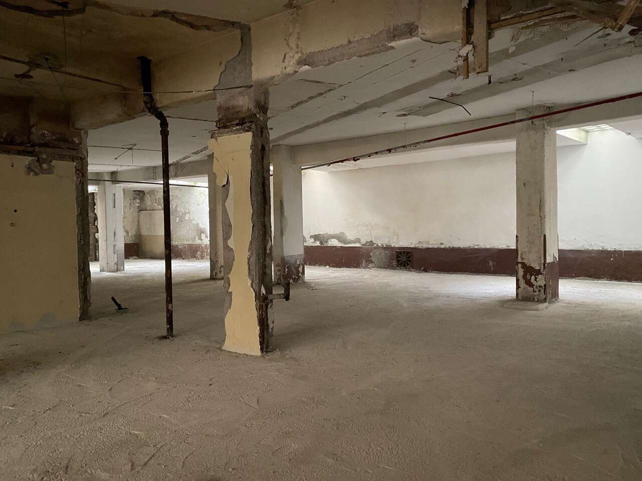 LARGE COMMERCIAL ROOM LARGE COMMERCIAL ROOM