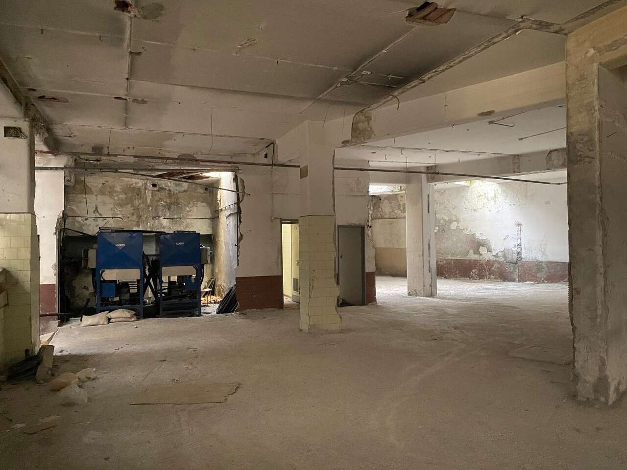 LARGE COMMERCIAL ROOM LARGE COMMERCIAL ROOM