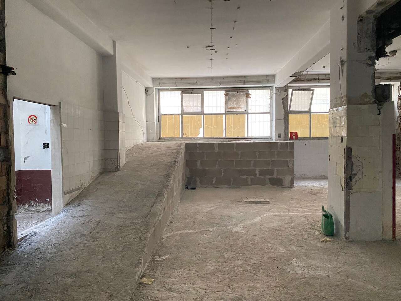 LARGE COMMERCIAL ROOM LARGE COMMERCIAL ROOM