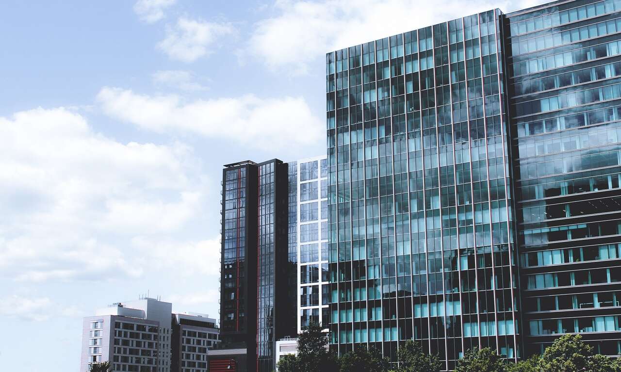 IMMOBILI A REDDITO INTERI STABILI E NEGOZI IMMOBILI A REDDITO INTERI STABILI E NEGOZI