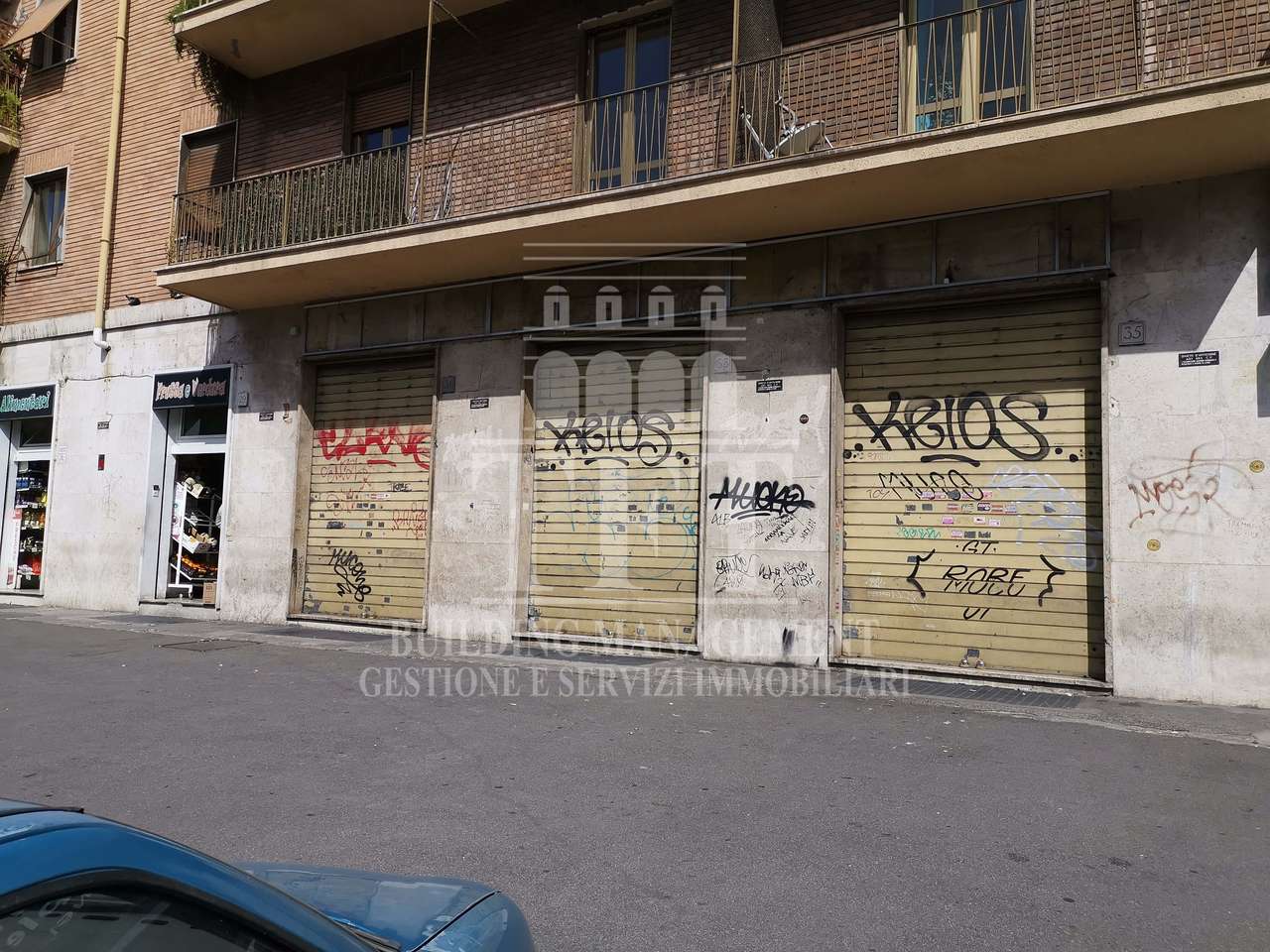 TWO-LEVEL ROOM WITH 3 SHOWCASES TWO-LEVEL ROOM WITH 3 SHOWCASES