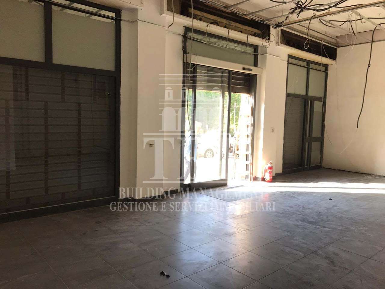 TWO-LEVEL ROOM WITH 3 SHOWCASES TWO-LEVEL ROOM WITH 3 SHOWCASES