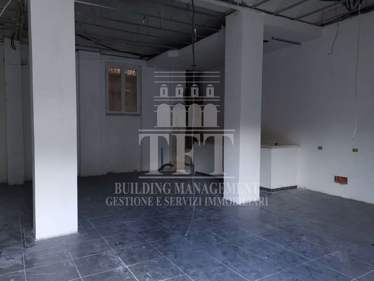 TWO-LEVEL ROOM WITH 3 SHOWCASES TWO-LEVEL ROOM WITH 3 SHOWCASES